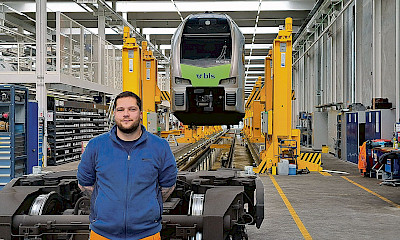 Marc Werder nel suo elemento: nell’officina di Spiez il presidente della WAV BLS è a suo agio.