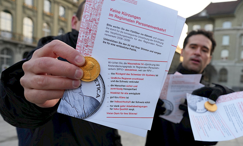 Schokolade-Fünfliber-Aktion vor dem Bundeshaus, um gegen Kürzungen im RPV zu kämpfen.