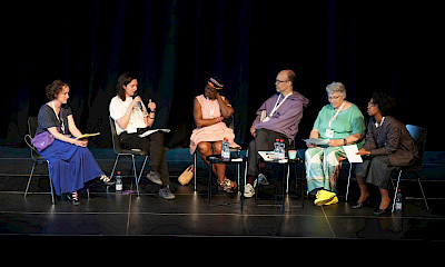 Sibylle Lustenberger, Lirija Sejdi, Lucy Oyubo Osterwalder, Tarek Naguib, Lilian Senn et Idil Abdulle discutent de la discrimination.