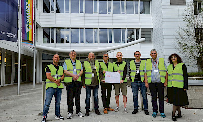 La delegazione SEV-GATA alla consegna della petizione «Basta – ora tocca a noi!» alla sede centrale di Swiss a Kloten. Il 20 da dx è Beat Buri, Patrick Arnold e Philipp Hadorn reggono il cartellone.