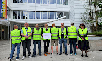 Die SEV-GATA-Delegation am 9. Juni am Swiss-Hauptsitz in Kloten vor der Übergabe der Petition für eine bessere Anerkennung der Leistungen des Personals im GAV an Swiss-CEO Jens Fehlinger.